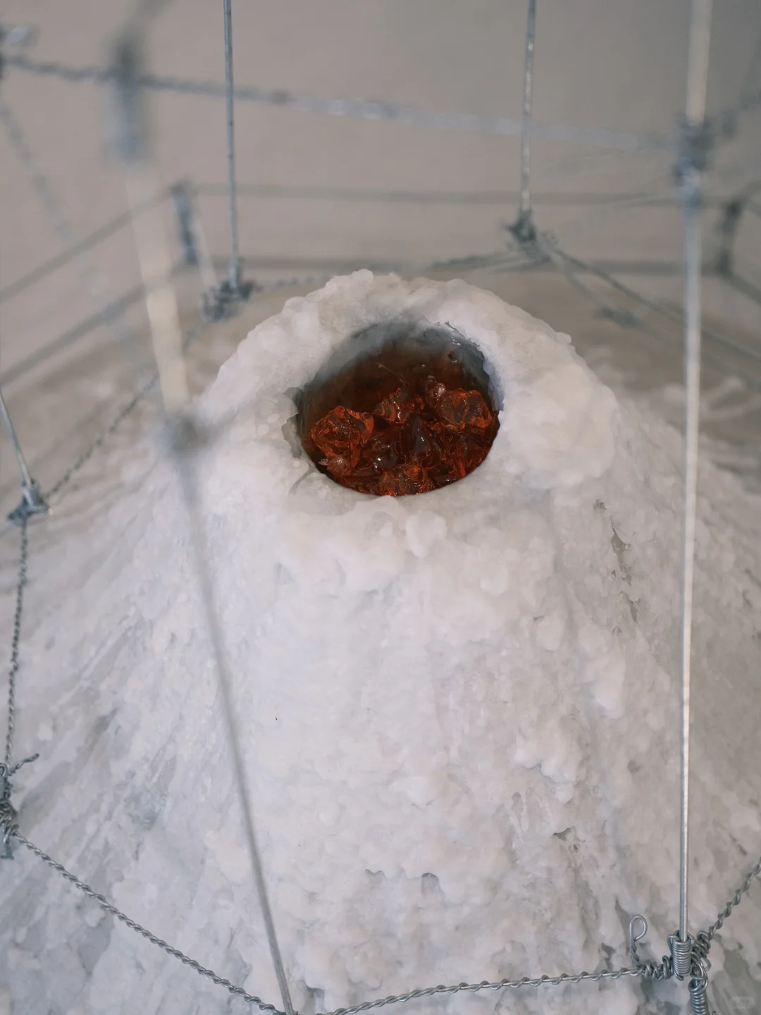 深圳新展|极简工业空间中的禁锢静火山蜡艺
