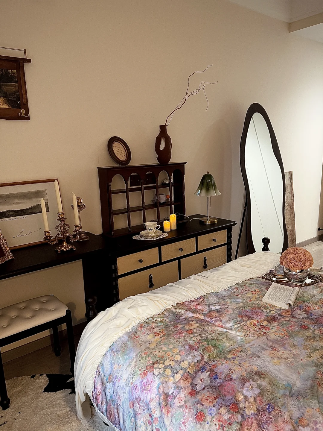 ?巴掌大的床尾空间，这样布置美貌又实用