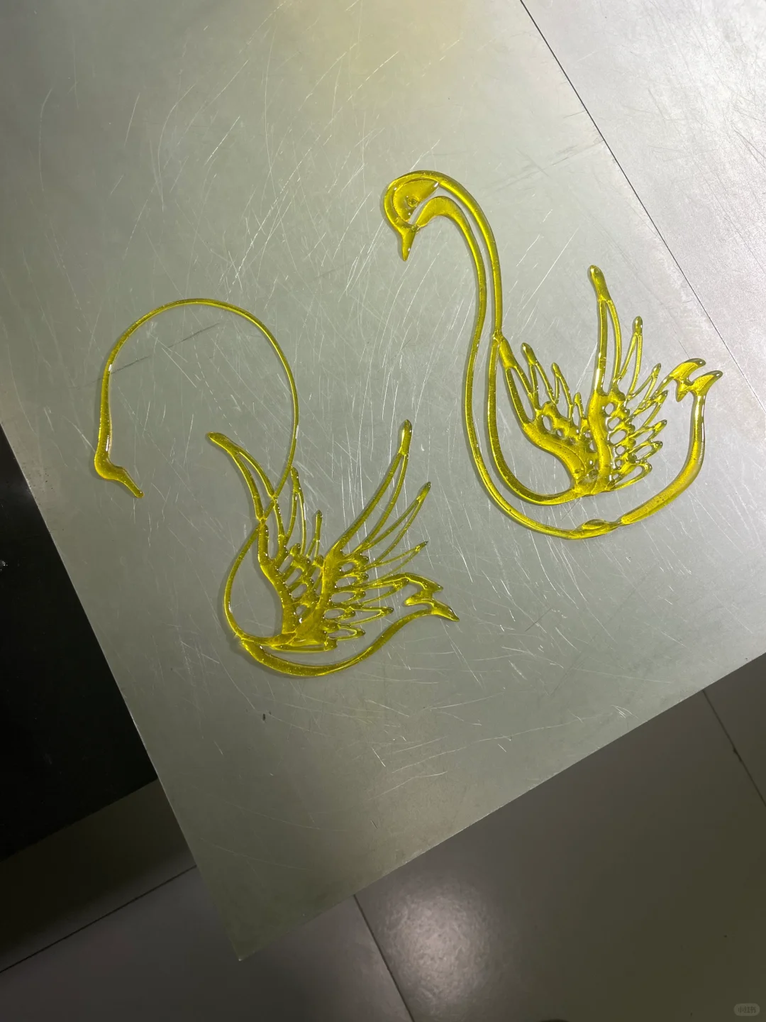 两个糖天鹅哪个好看？我想知道喜欢哪个的多