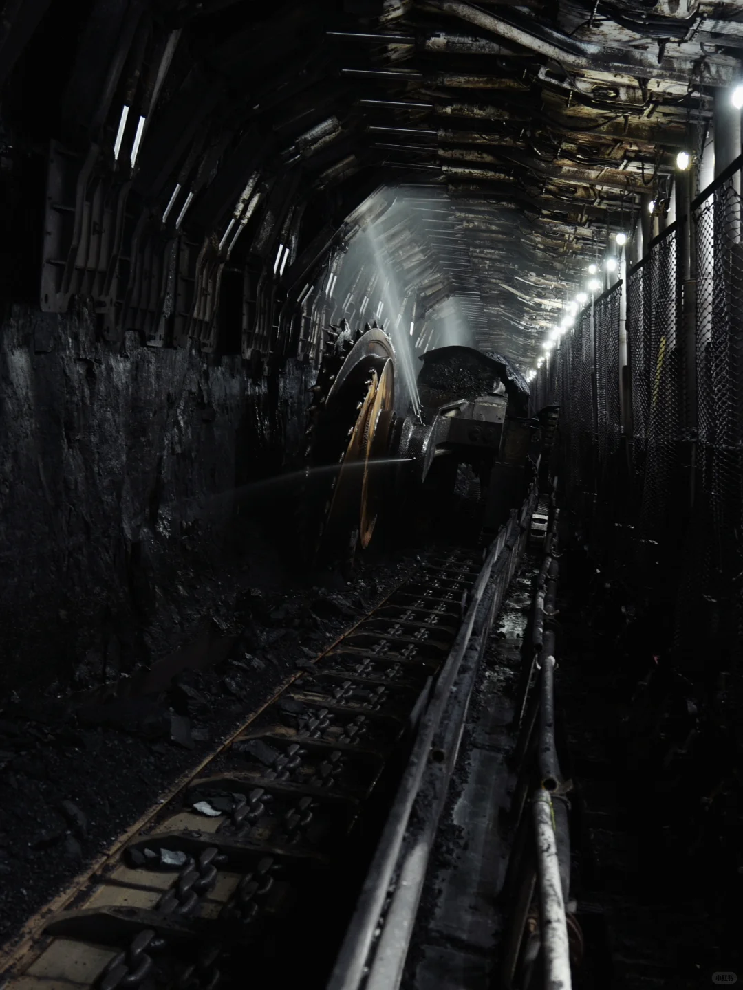 离开地表，井下200米