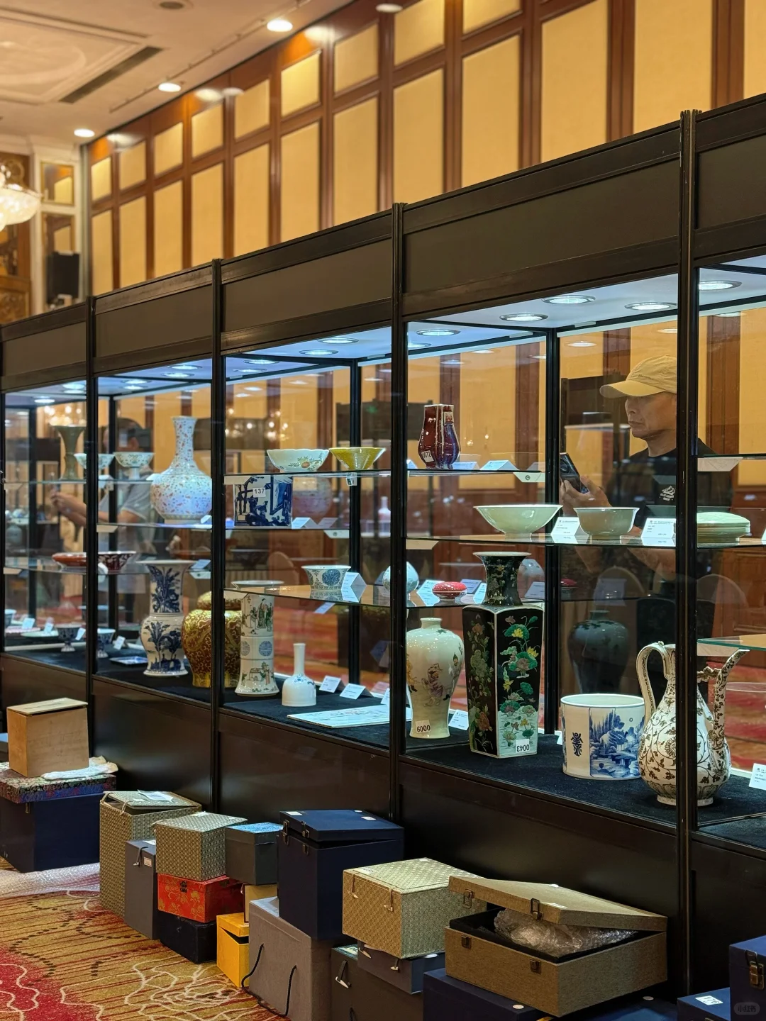 冷门拍卖师在预展现场，摆拍式记录?