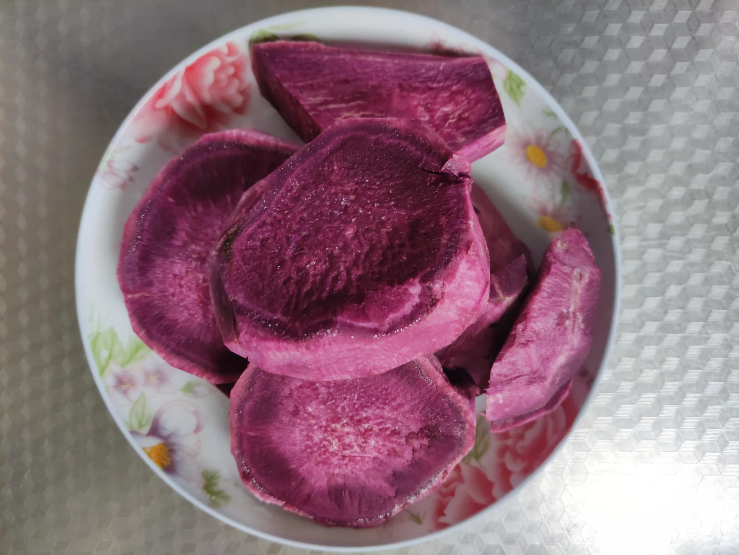 父亲今年第一次尝试在泡沫箱子里种的紫薯