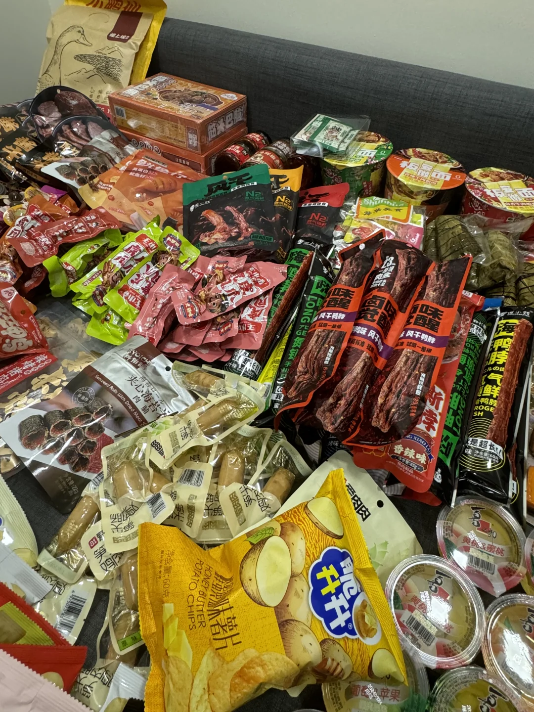 从国内转运了60多斤零食过来……