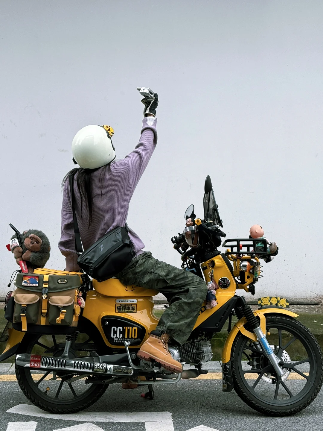 骑摩托女生穿搭好物，谁能拒绝白色运动相机！