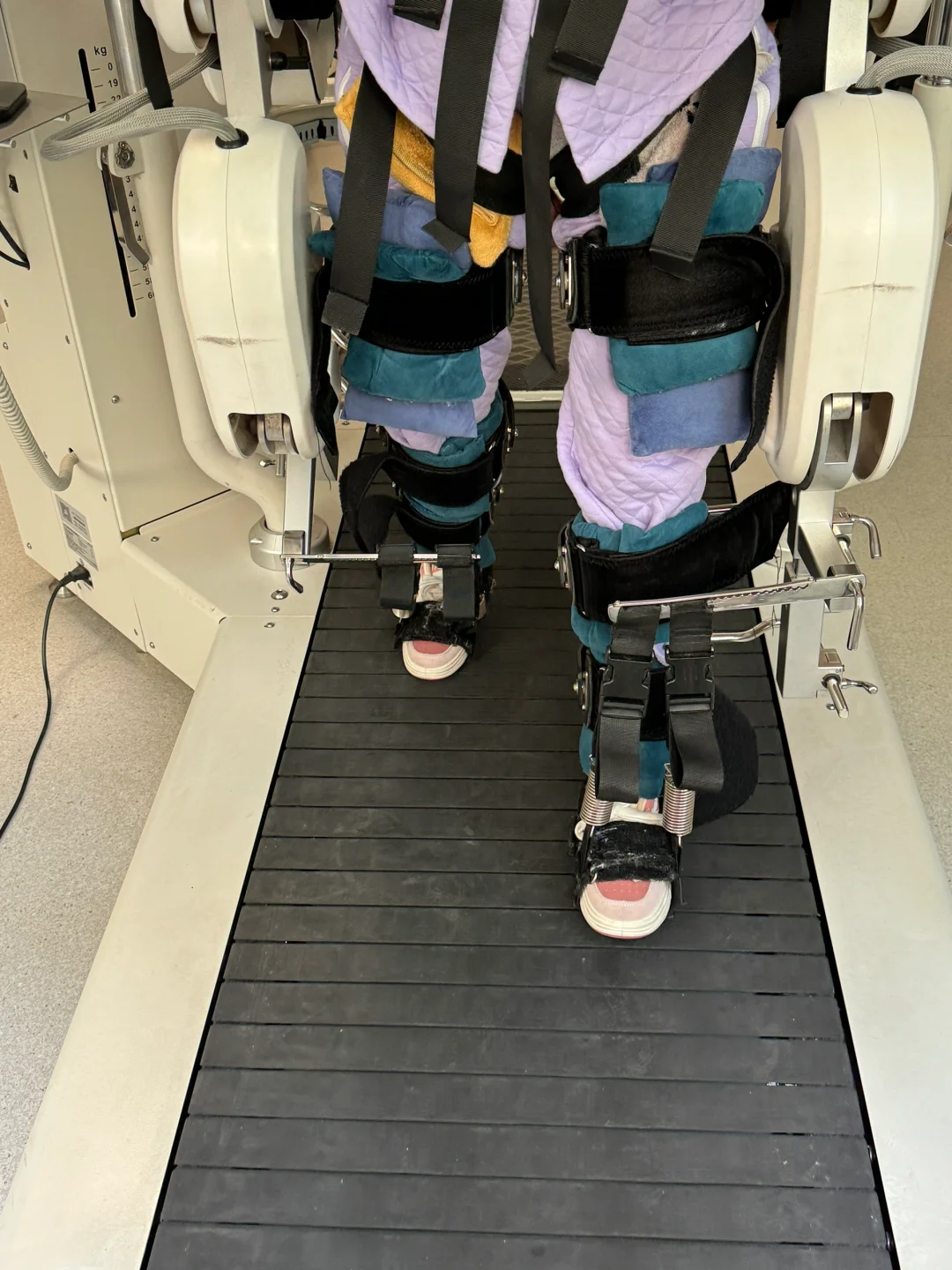 脑出血康复走机器人