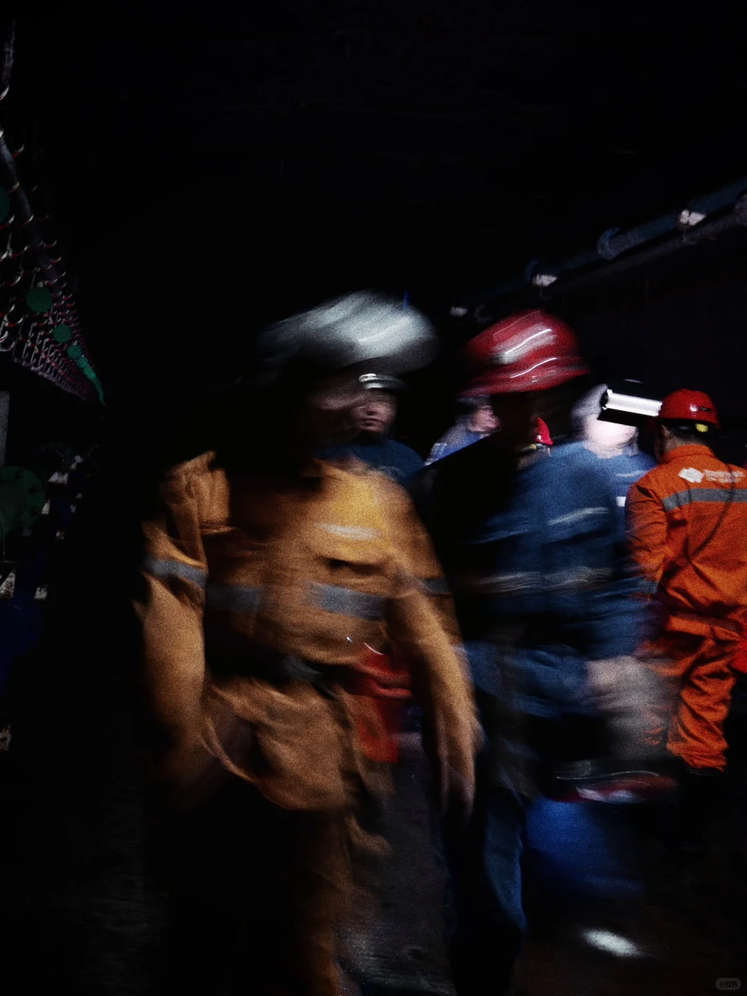 离开地表，井下200米