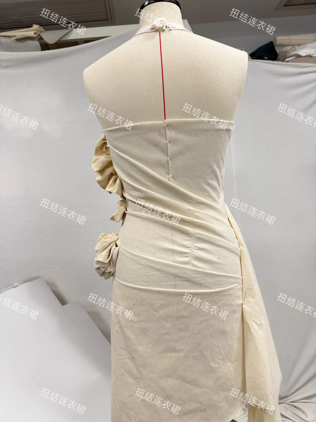 扭结立体剪裁设计