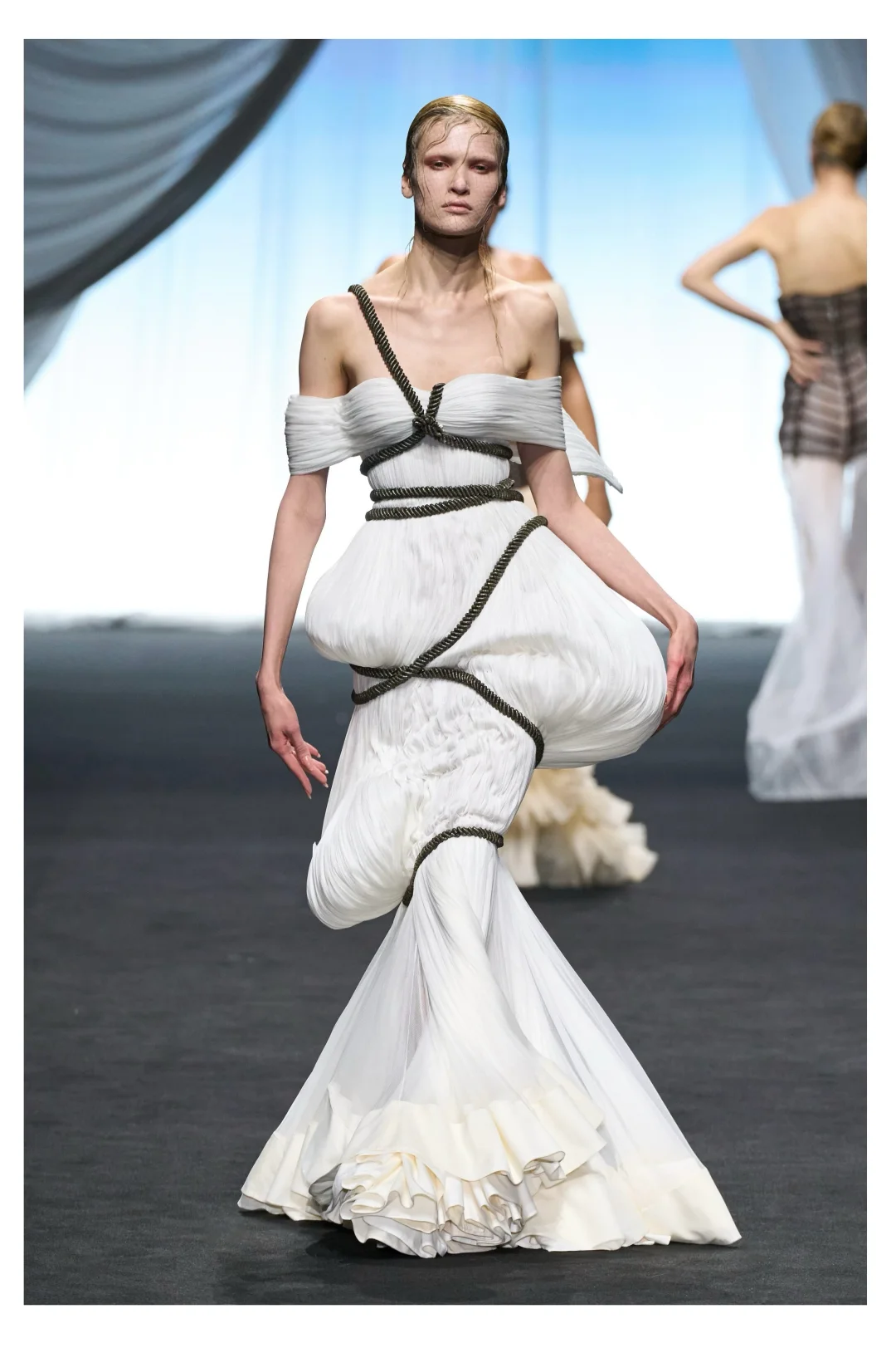 绳束与白褶 ，JPG 这套高定太美了 ?