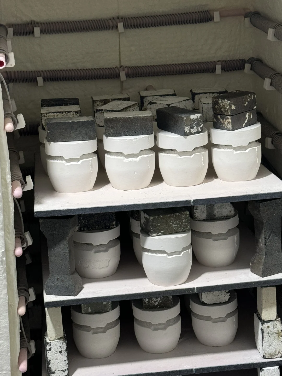 玻璃杯们终于装窑烧上了