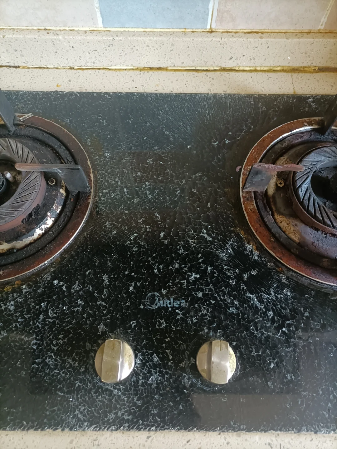 燃气灶玻璃台面爆炸,太吓人了!?