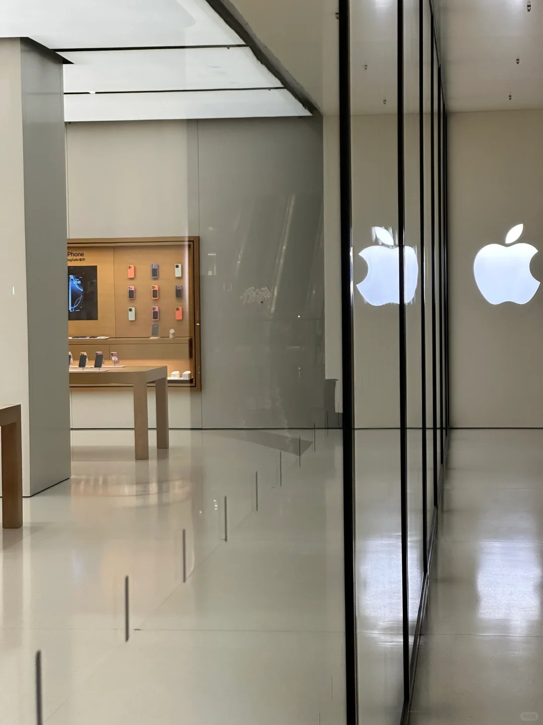 透过300万一块玻璃看闭店后的Apple Store