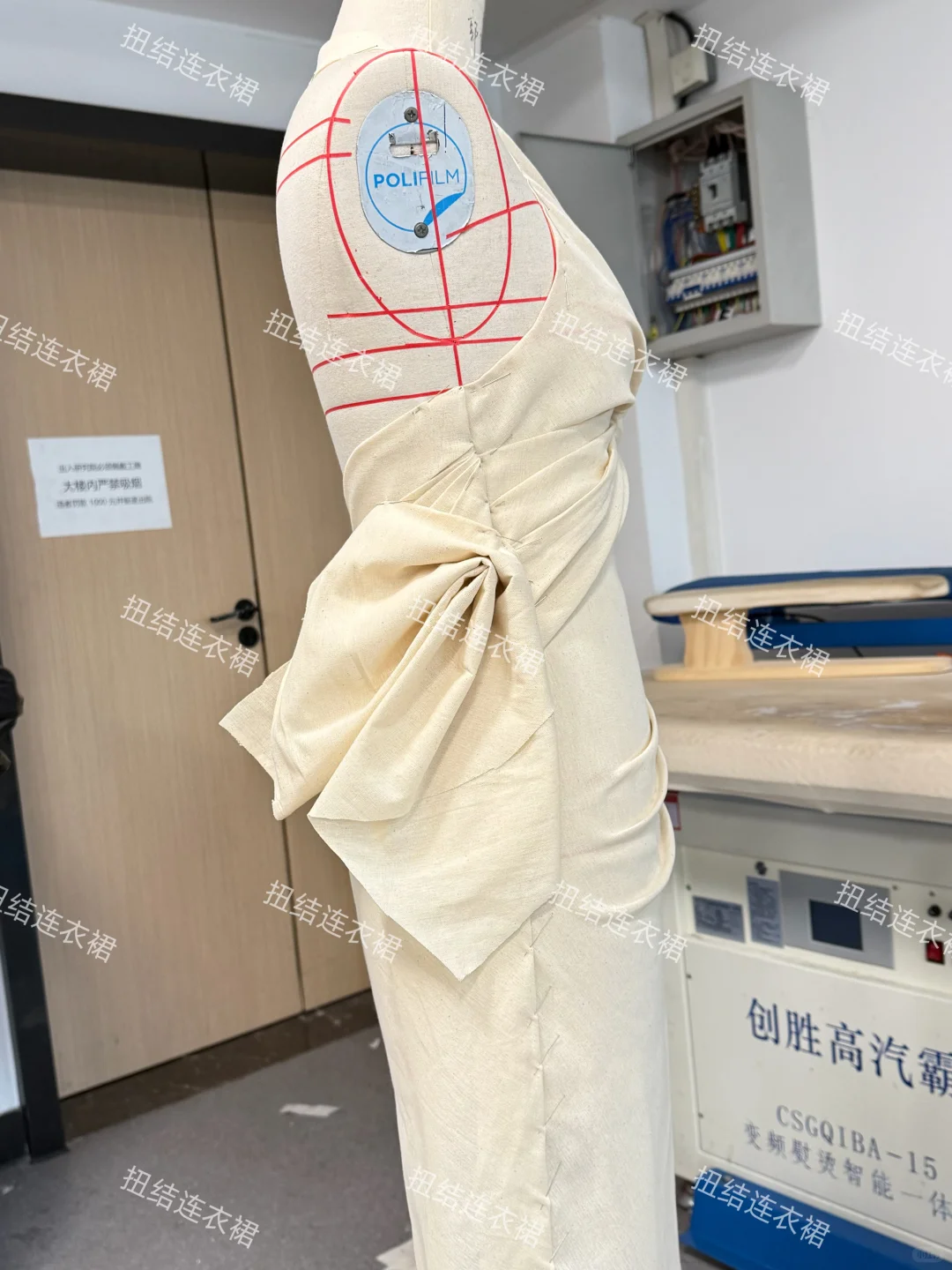 扭结立体剪裁设计