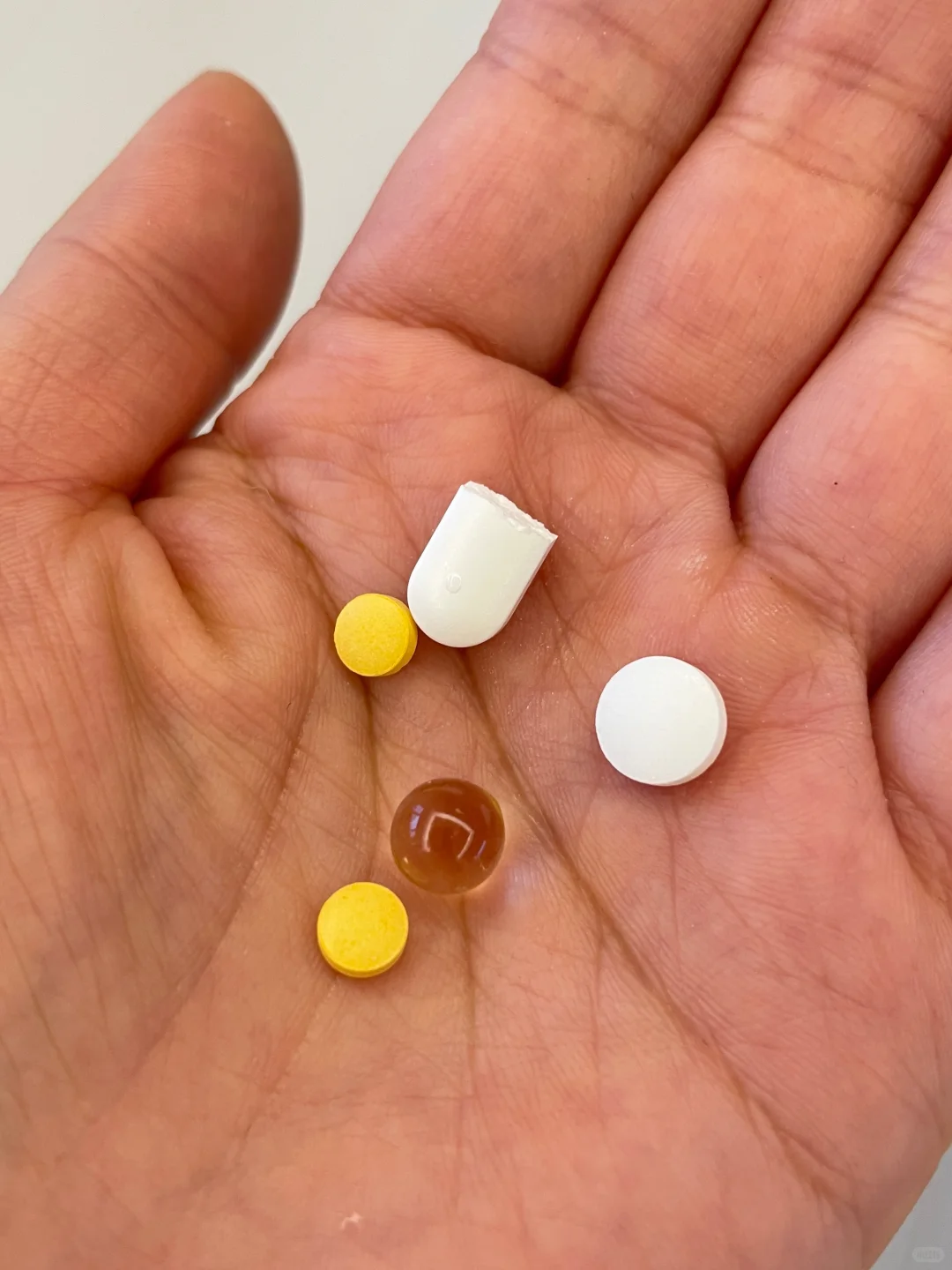 祛黄褐斑之主{氨甲环酸｝+辅{维生素/铁}