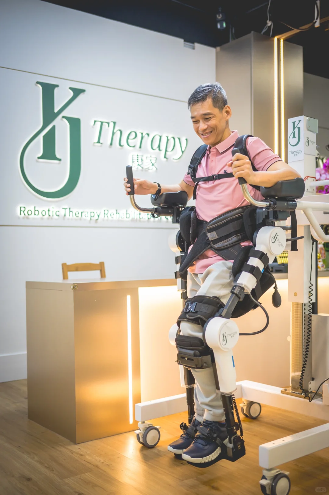 ??智能康复新境界??新加坡康家机器人