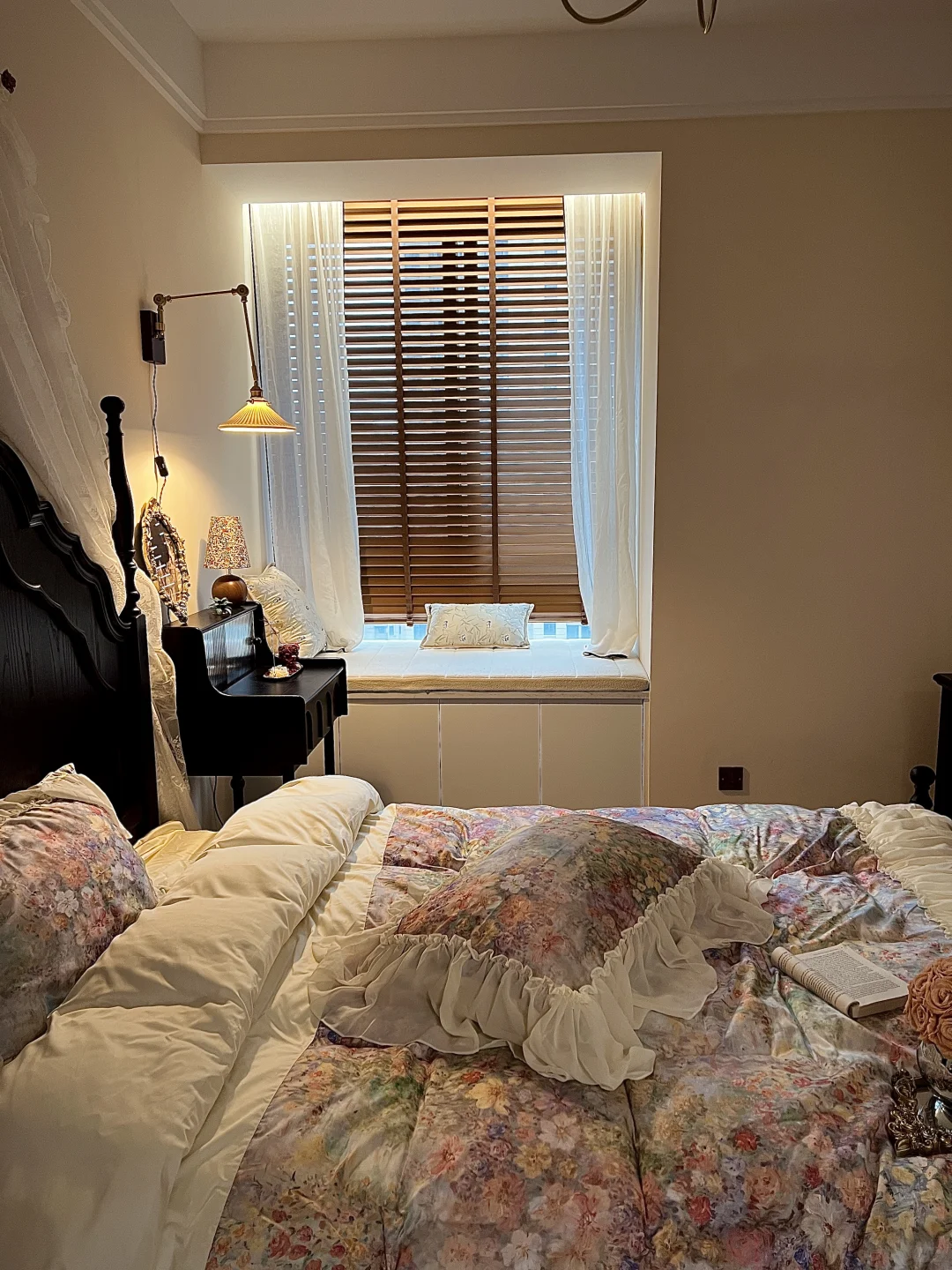 ?巴掌大的床尾空间，这样布置美貌又实用