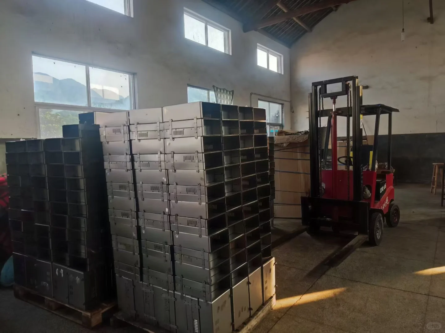 爸妈守了十几年的冲压小厂，想接点新订单