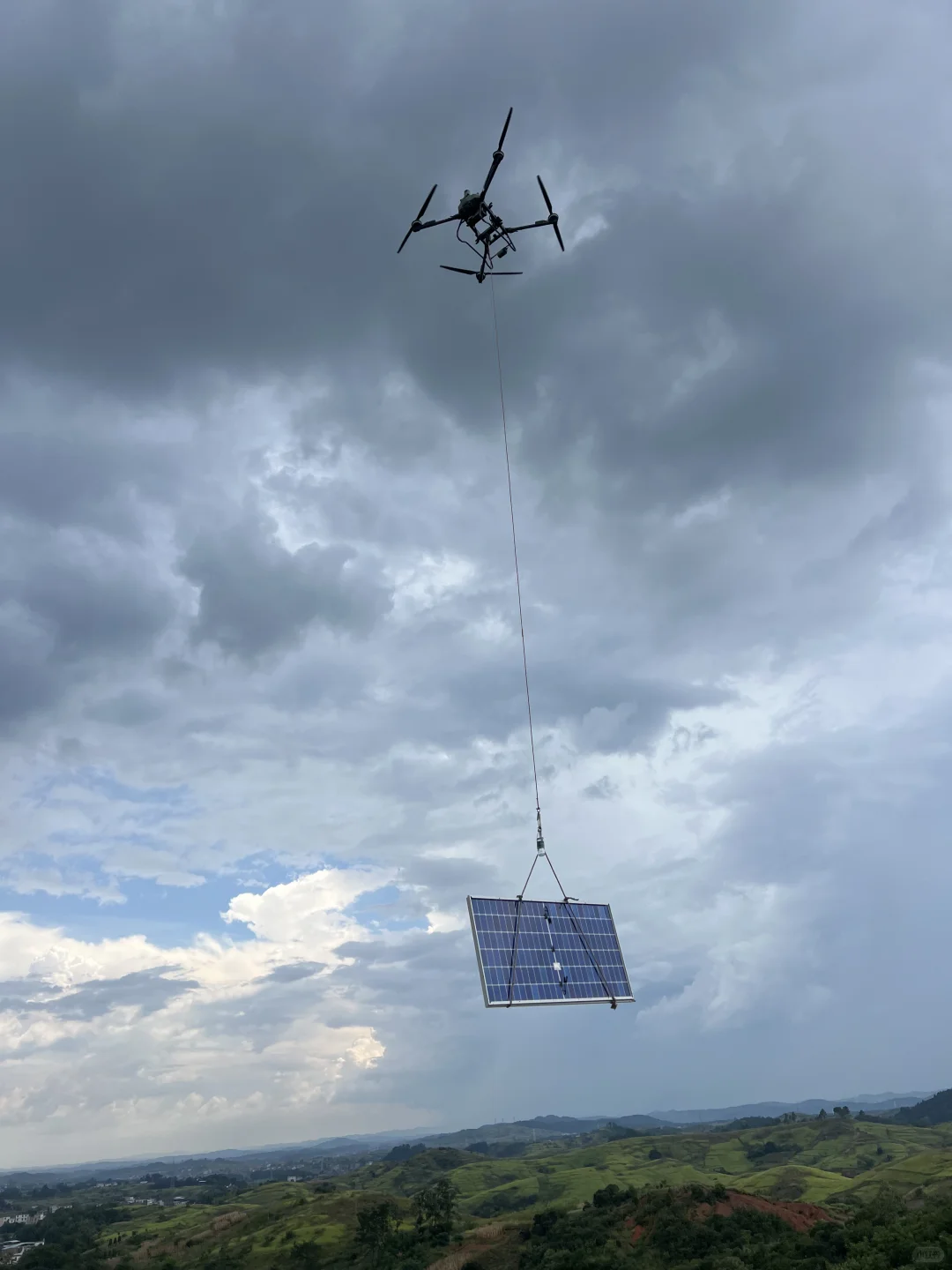 光伏板运输难题一键破！无人机太绝啦