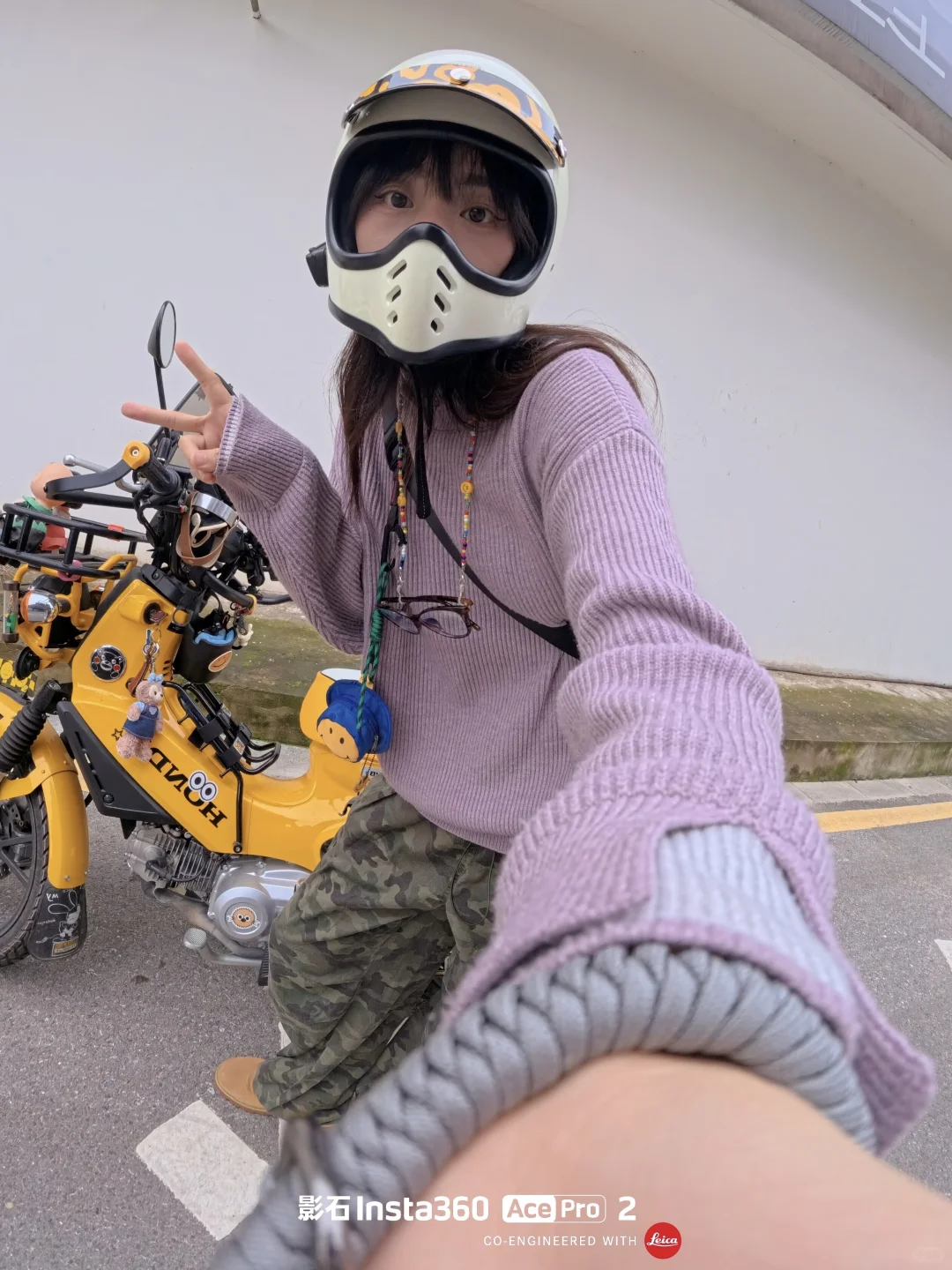 骑摩托女生穿搭好物，谁能拒绝白色运动相机！