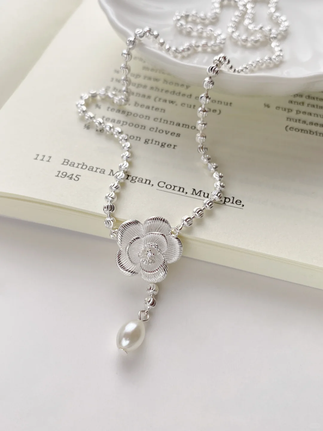 银饰平铺ins氛围感拍摄?