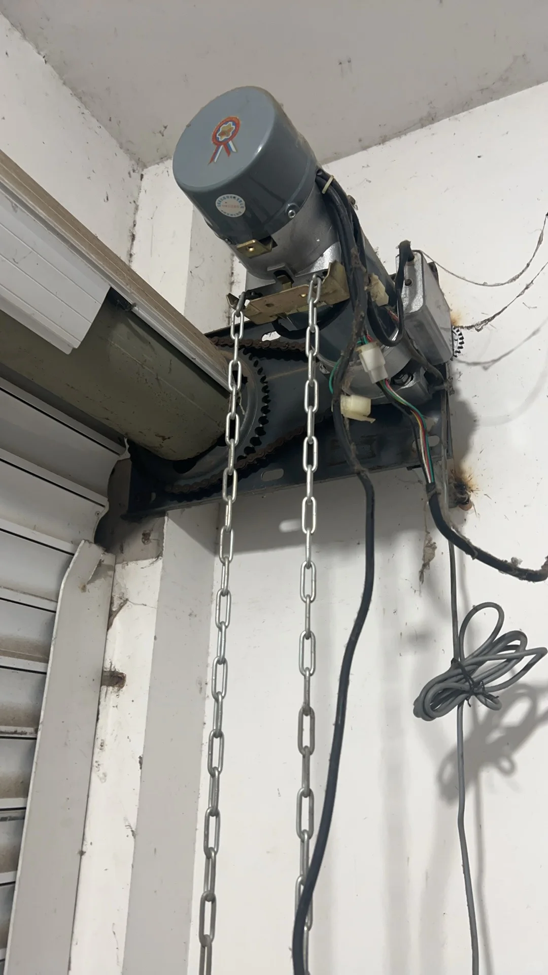 ?12元vs800元！卷帘门维修大冤种避雷指南