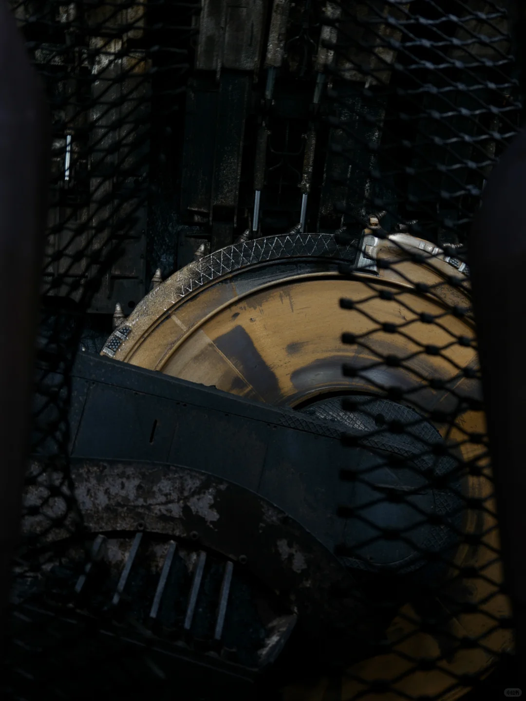 离开地表，井下200米