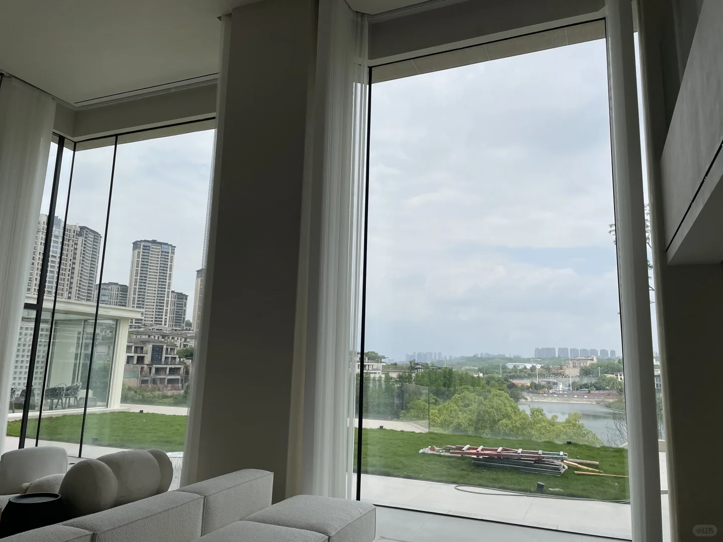 外看云，内看景，一片玻璃两面都是宝