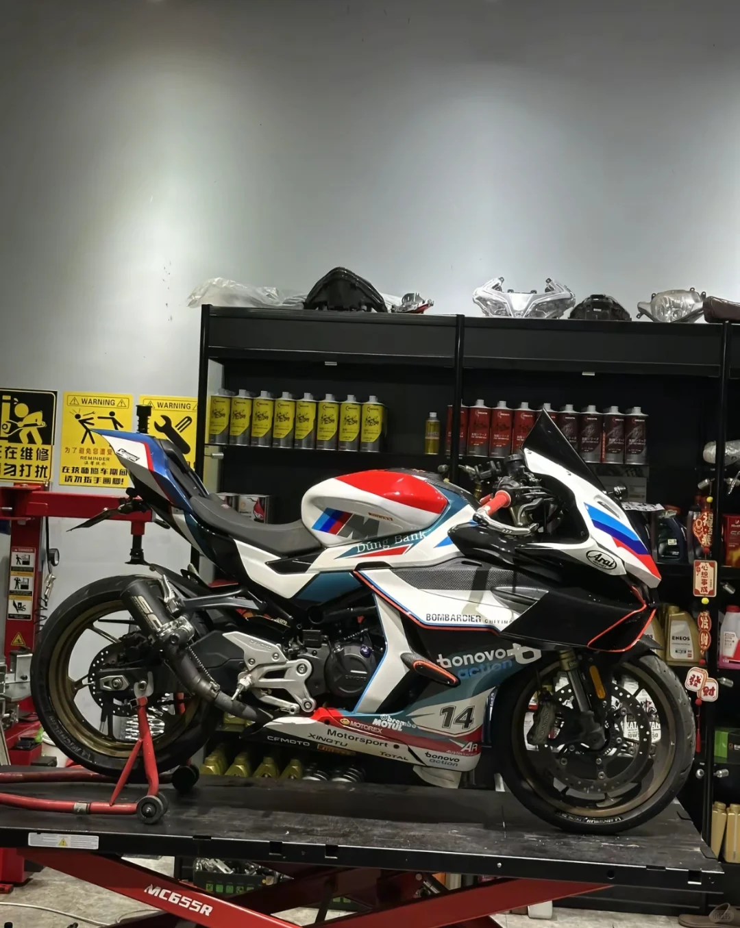 今天的是来自国产改装工作室EM2的包围套件