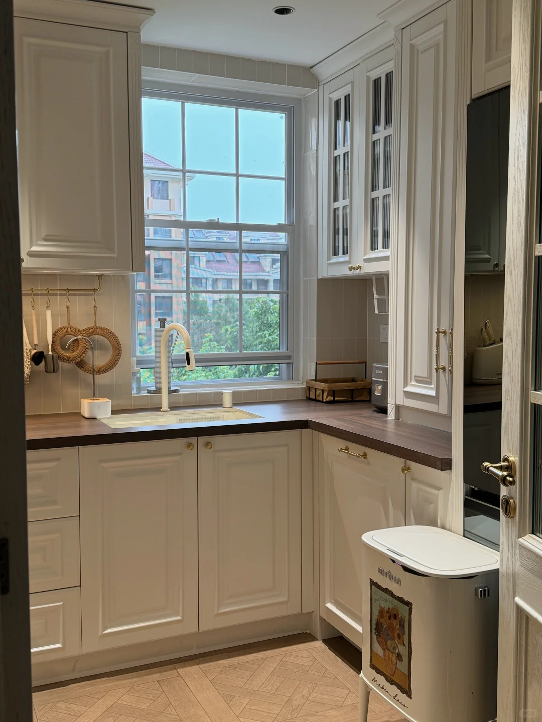 我妈说：“厨房不大，被你装的挺好看” ?