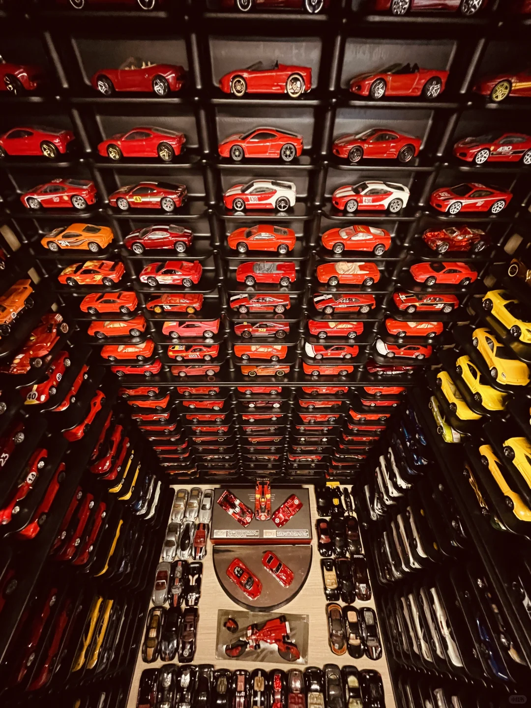 已经塞不下更多法拉利了，最终形态拍照留念