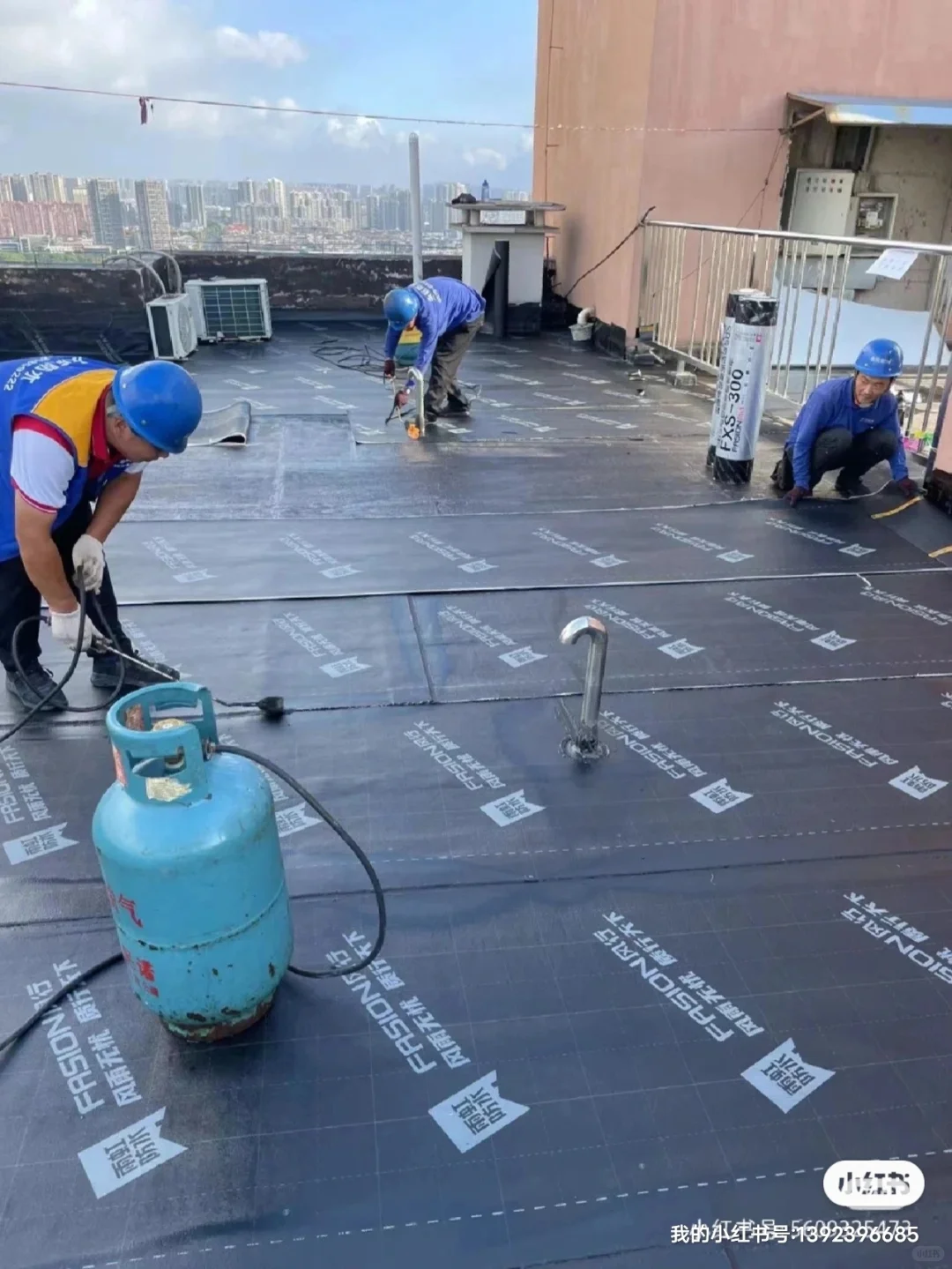 屋顶做防水使用国标雨虹SBS防水卷材的细节