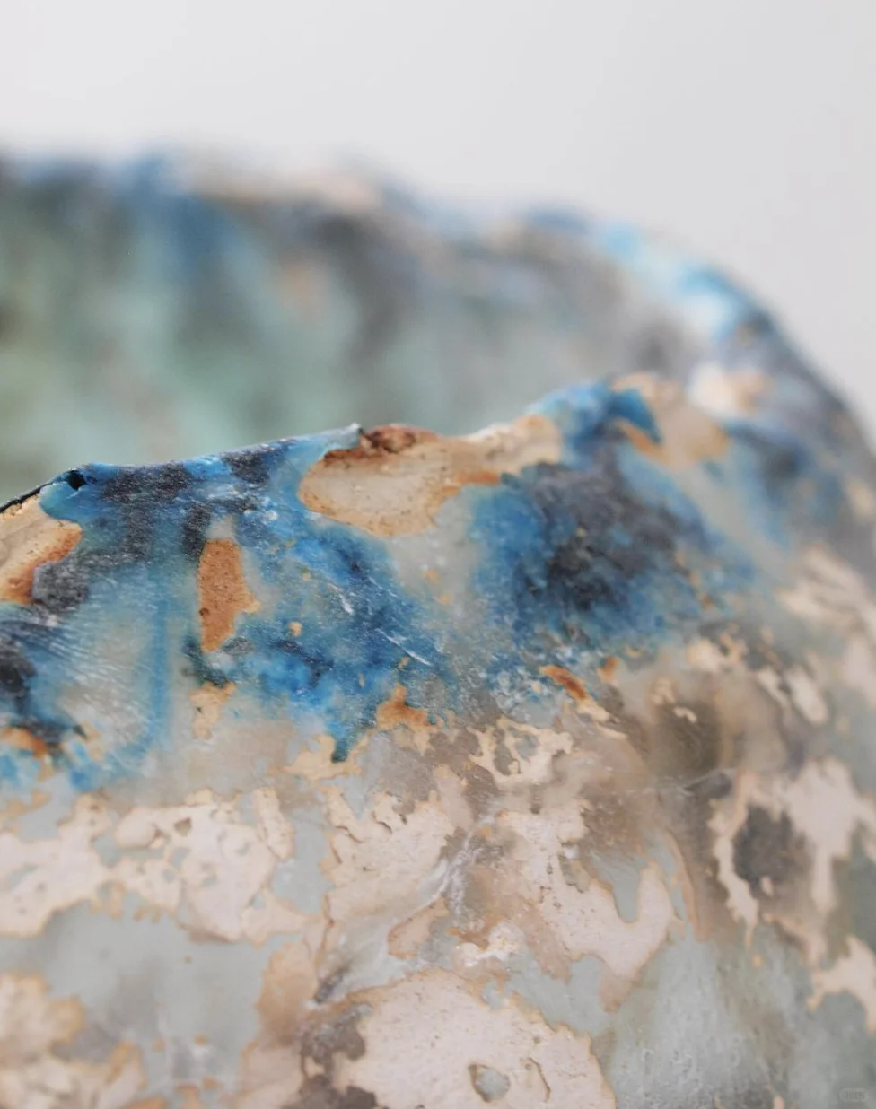 玻璃与泥土的碰撞 带来一丝凉意