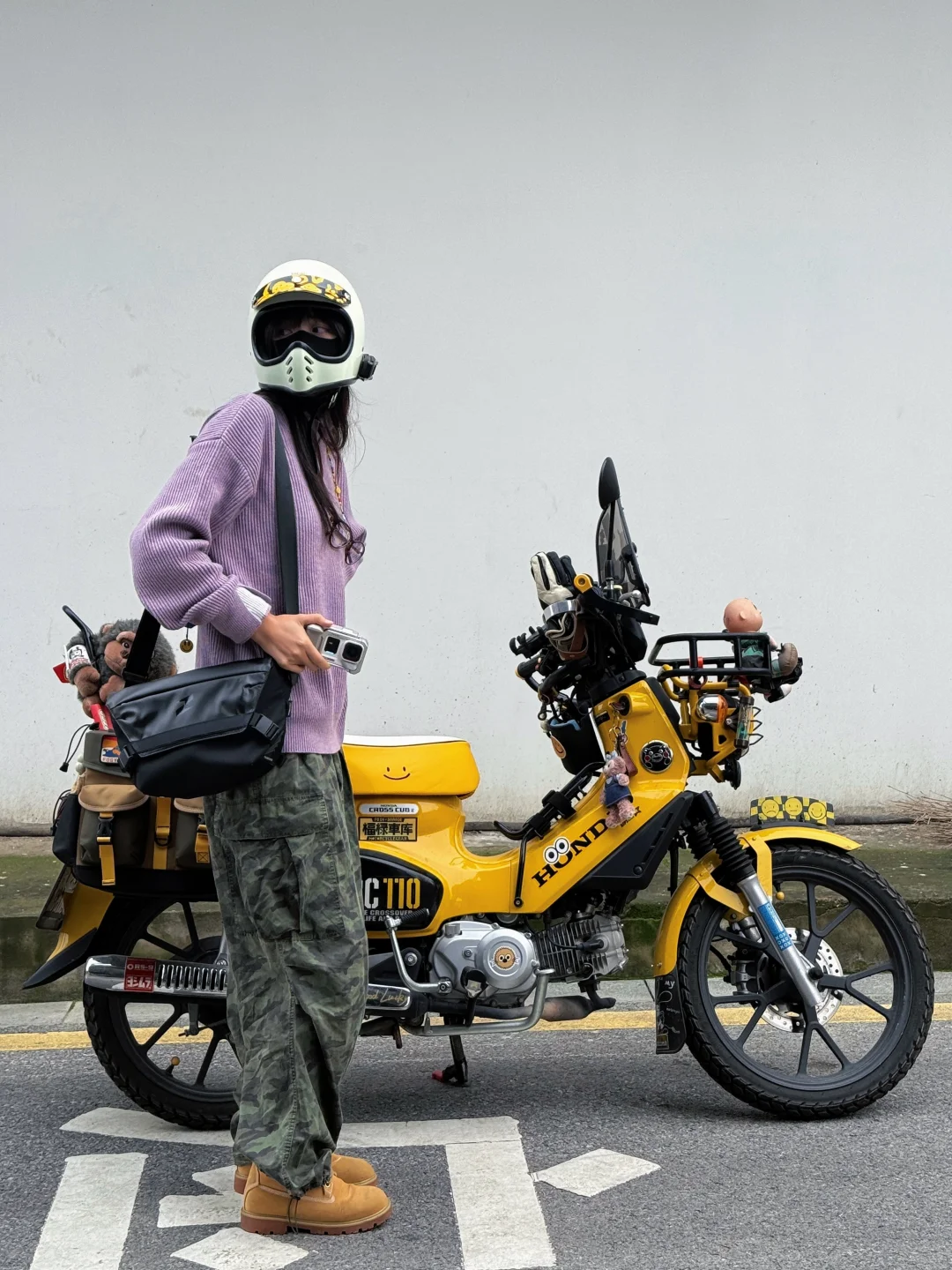 骑摩托女生穿搭好物，谁能拒绝白色运动相机！