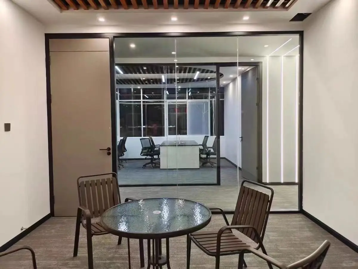 小空间逆袭！通透感办公室玻璃隔断经验分享