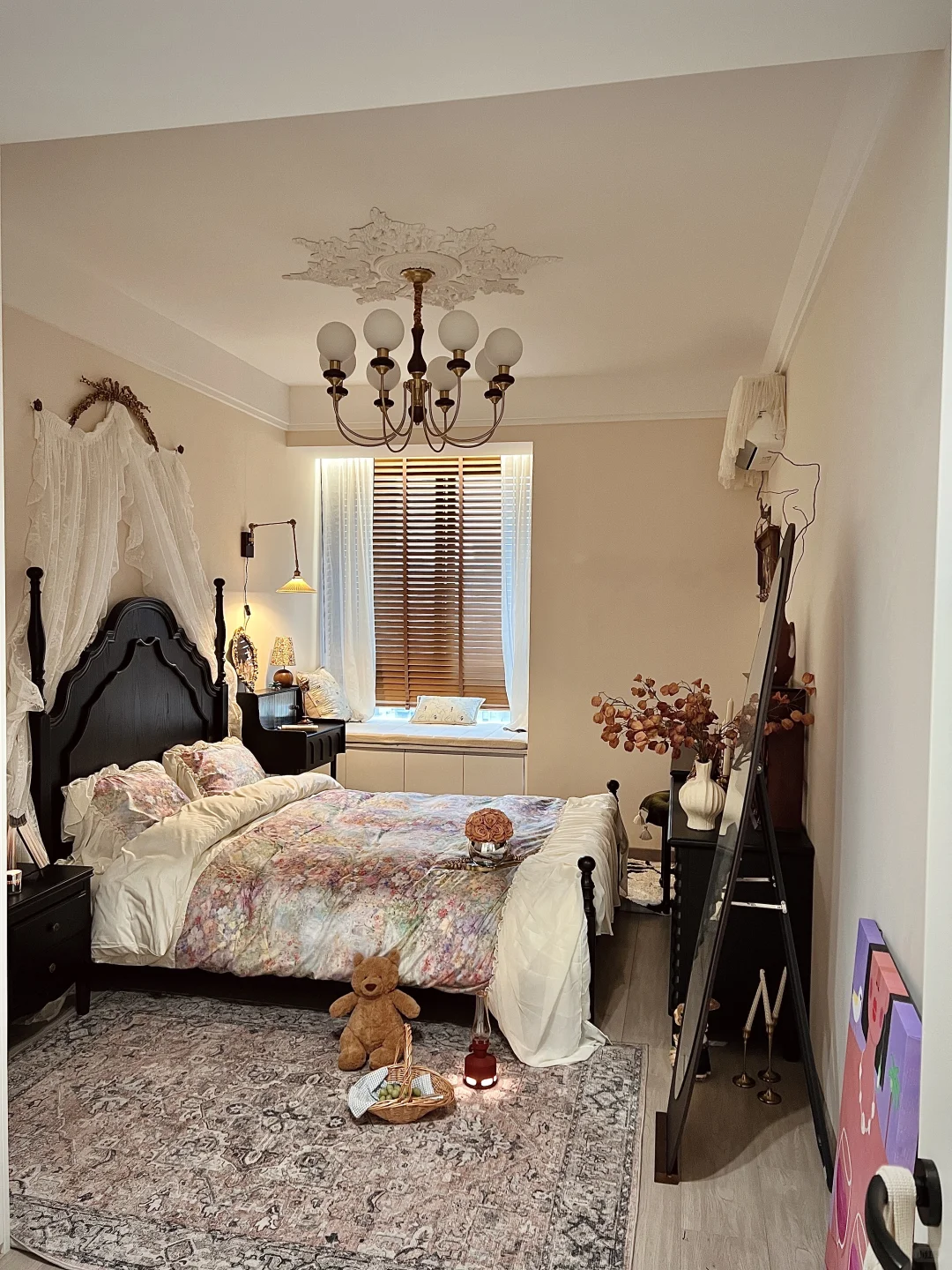 ?巴掌大的床尾空间，这样布置美貌又实用