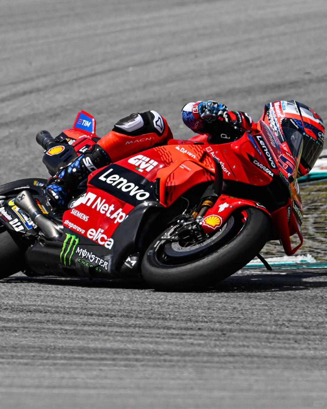 看来意大利的车厂还是拿出了更新的空力套件