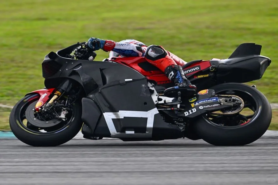 看来意大利的车厂还是拿出了更新的空力套件