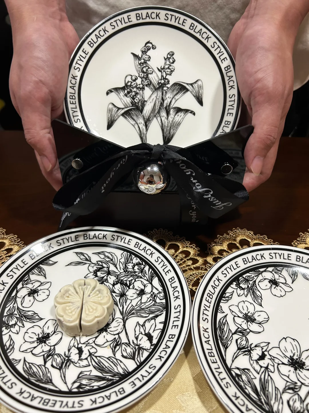 陶瓷黑白骨碟，有喜欢的花朵点缀着?