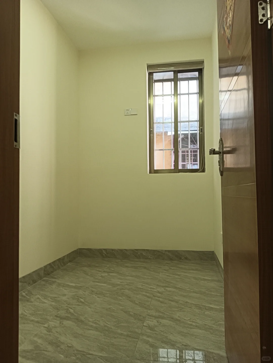 刷墙广州墙面翻新旧房改造旧墙刷新发霉刷白