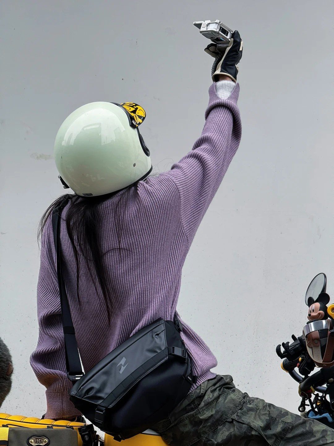 骑摩托女生穿搭好物，谁能拒绝白色运动相机！