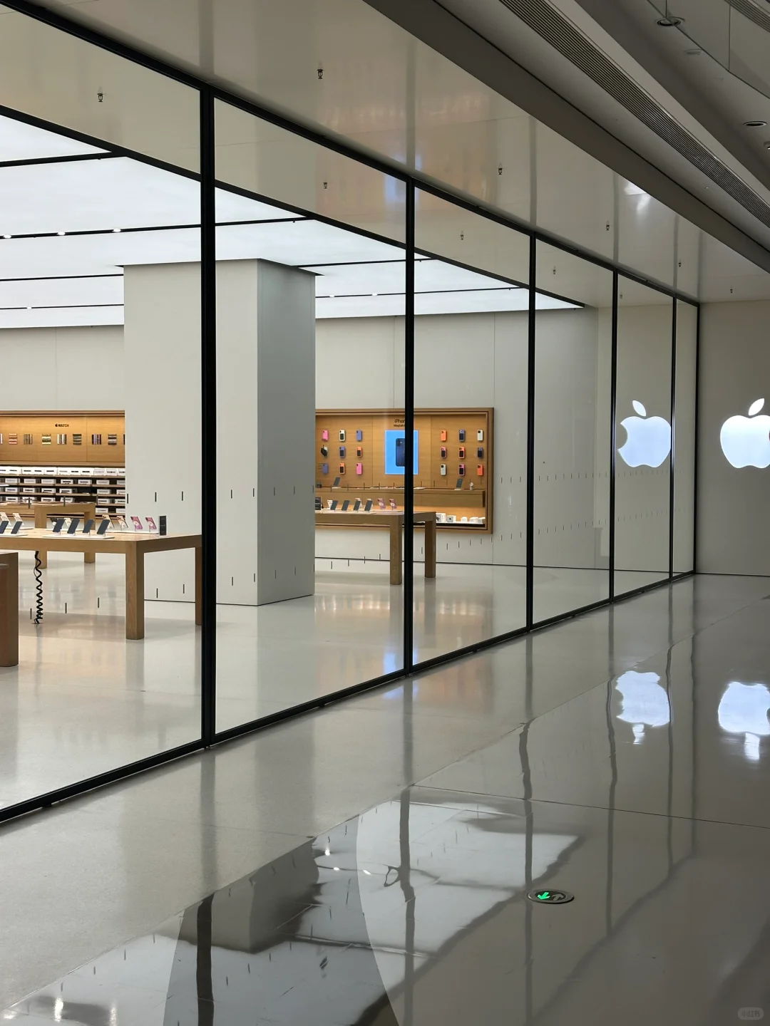 透过300万一块玻璃看闭店后的Apple Store