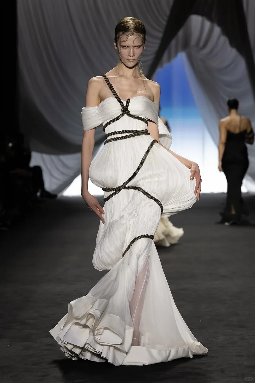 绳束与白褶 ，JPG 这套高定太美了 ?