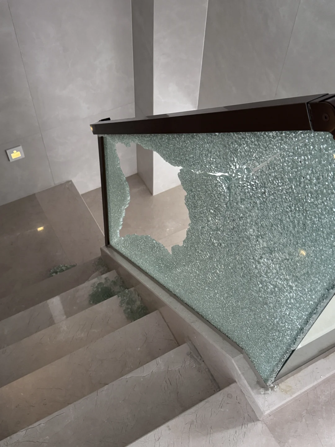 这算玻璃自爆吗？