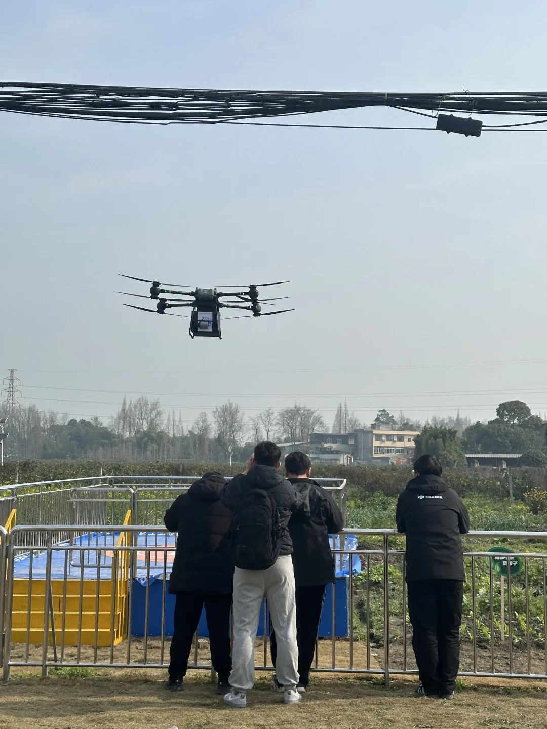 哈？新都乡坝头都用无人机送快递了！！？