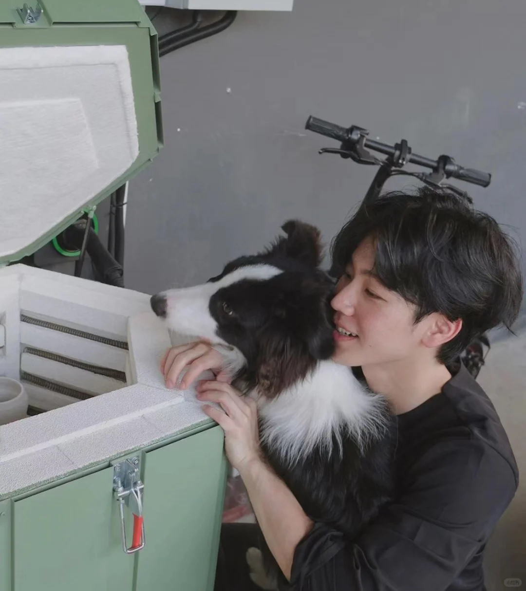 此时，一位陶艺专业学生发出尖锐爆鸣?