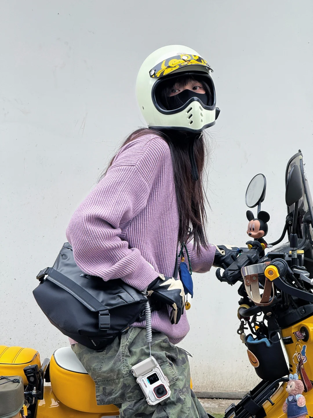 骑摩托女生穿搭好物，谁能拒绝白色运动相机！