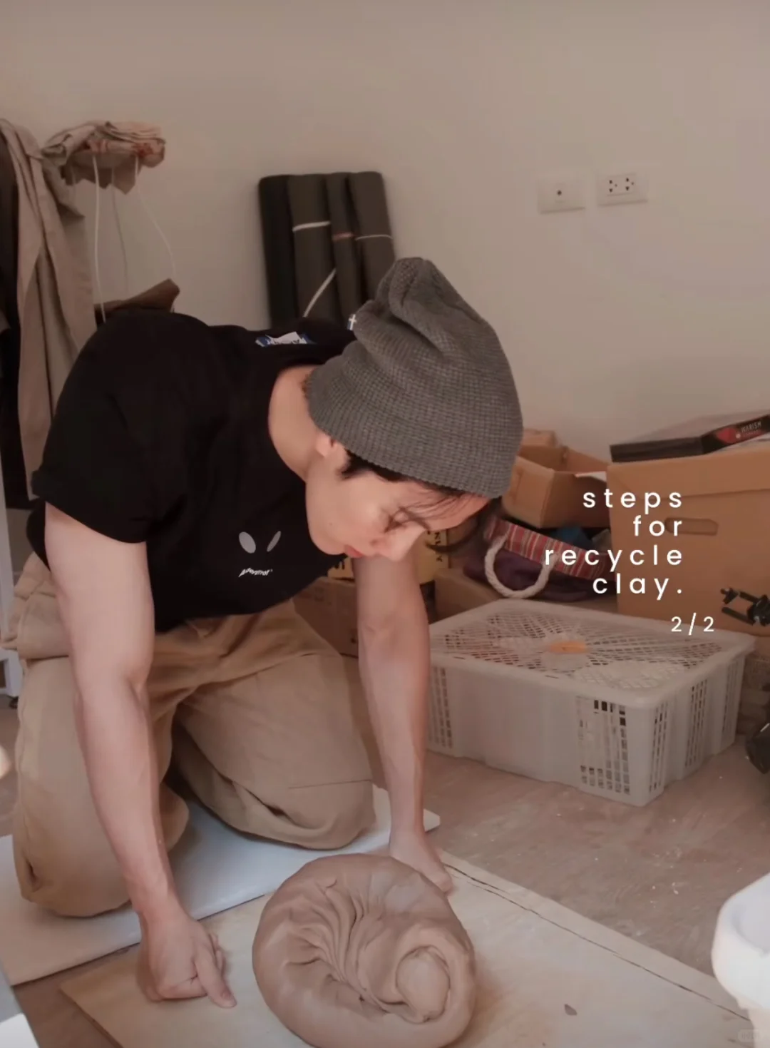 此时，一位陶艺专业学生发出尖锐爆鸣?