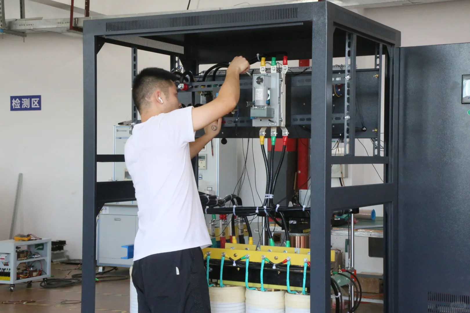 三相大功率稳压器稳压原理