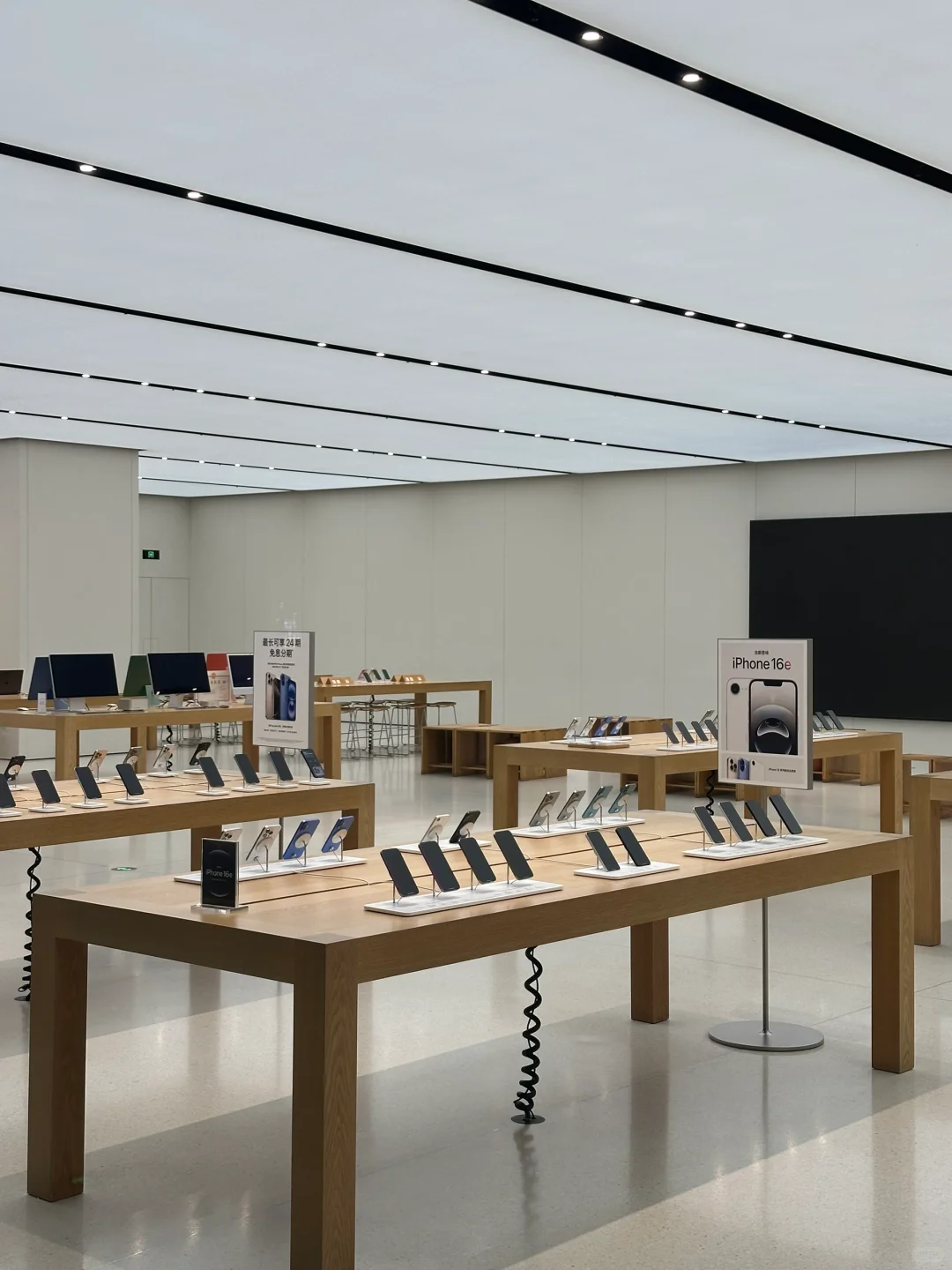 透过300万一块玻璃看闭店后的Apple Store
