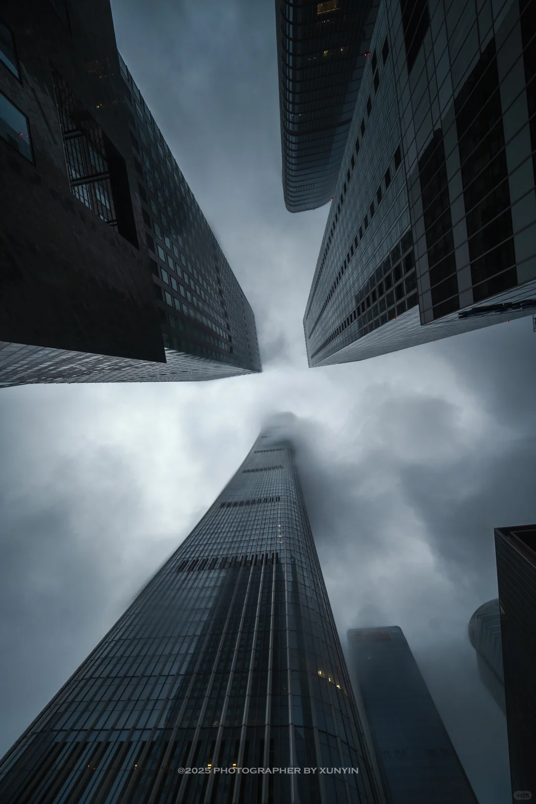在暴雨中感受国贸的压迫感