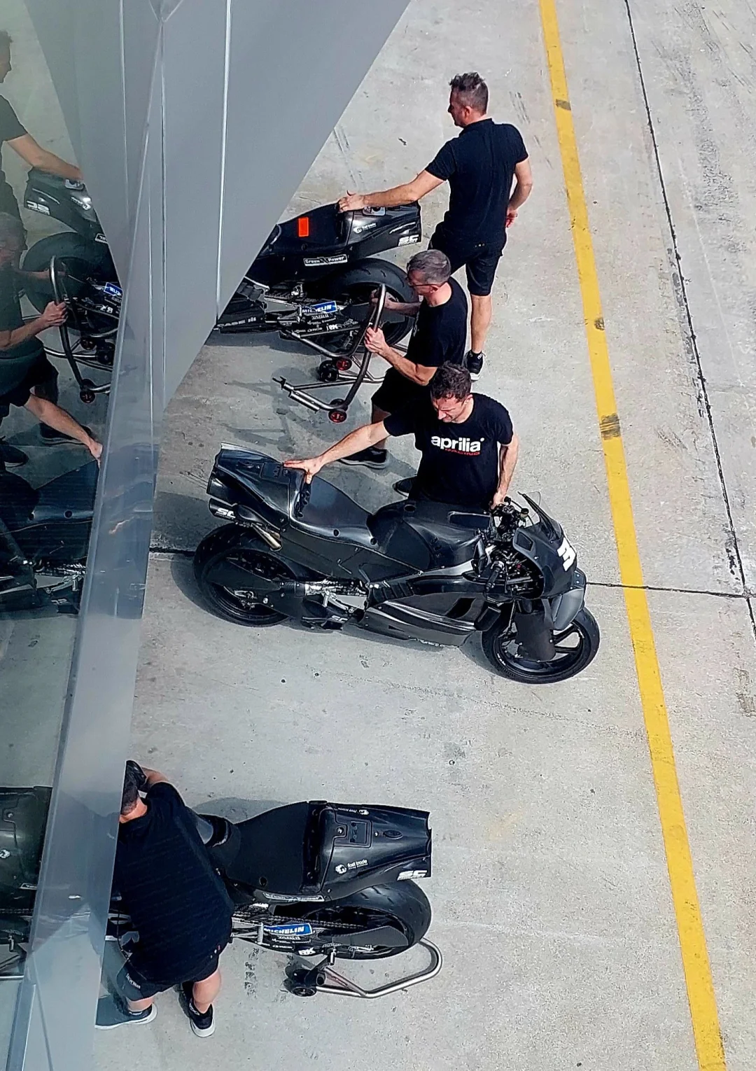 看来意大利的车厂还是拿出了更新的空力套件